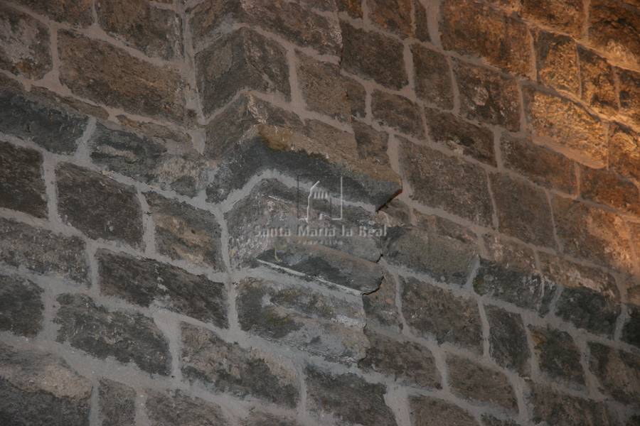 Detalle de una ménsula de un semiarco en el interior de la nave