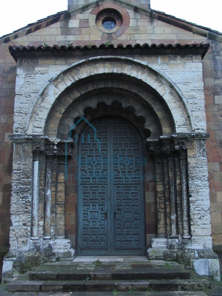 Portada principal de Santa María de la Vega en su actual emplazamiento, en el muro occidental de la capilla de Santa Bárbara