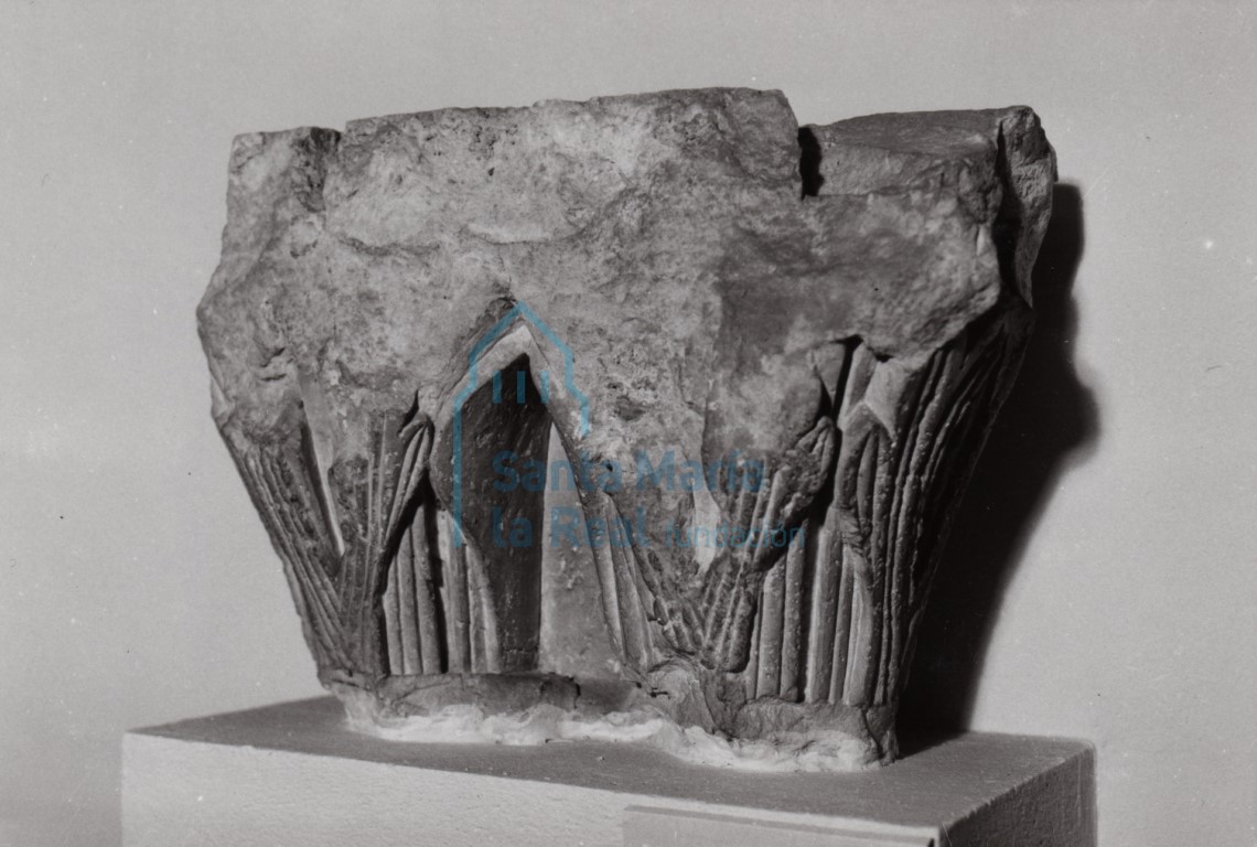 Capitel gemelo. Mediados del siglo XII. Piedra caliza. 42 x 29 x 28 cm