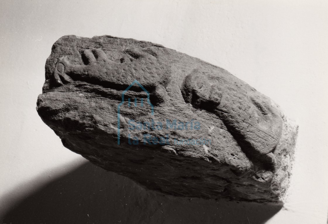 Modillón. Siglo XIII. Piedra arenisca. 24 x 21 x 12 cm