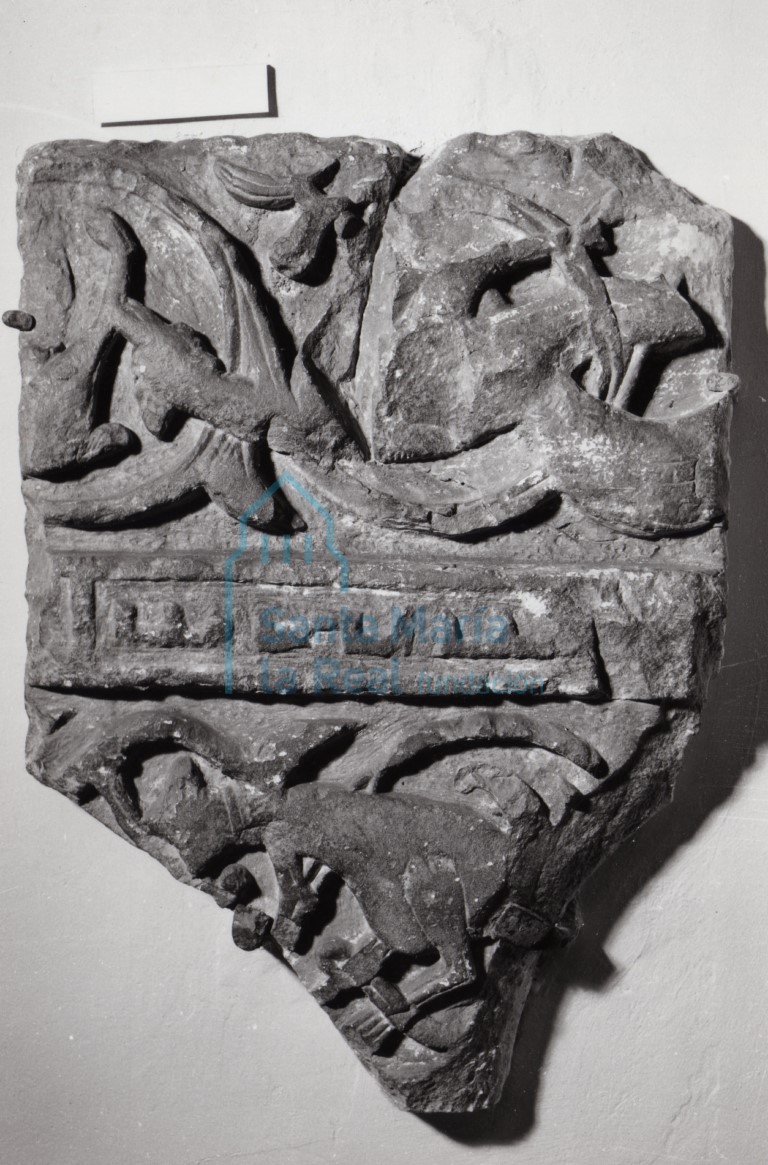 Fragmento de tapa de un sarcófago. Segunda mitad del siglo XII. Piedra caliza. 49 x 71 x 8 cm. Procedencia desconocida