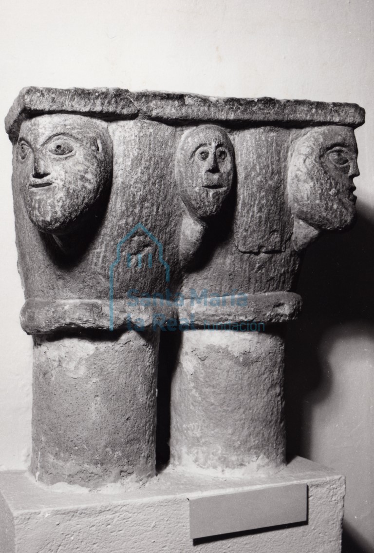 Restos de columnas entregas. Siglo XIII. Piedra arenisca. Capiteles: 43 x 26 x 23 cm