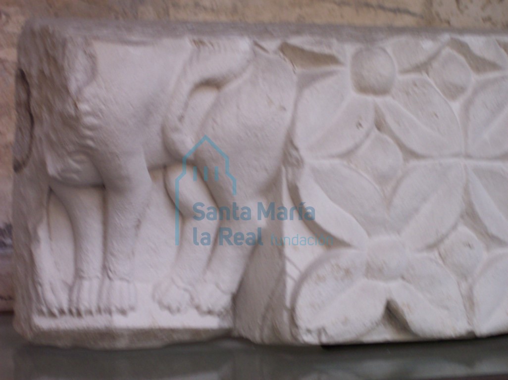 Fragmento de un capitel entrego figurado