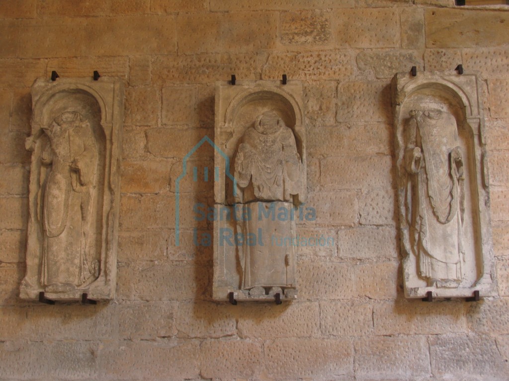Conjunto de relieves con figuras de santos