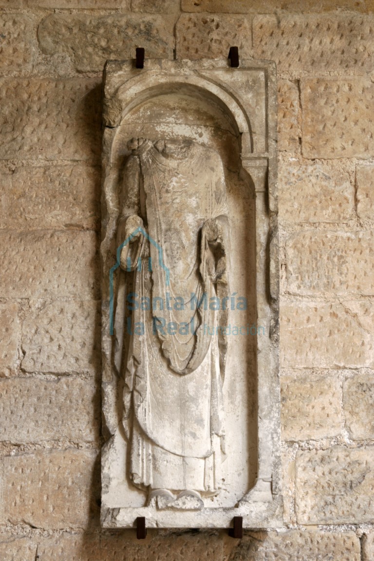 Relieve con figura de un santo