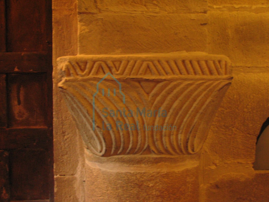 Pórtico. Capitel de la columna occidental de la arquería sur