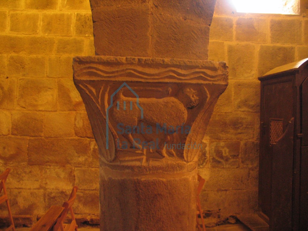 Pórtico. Capitel de la columna central de la arquería norte