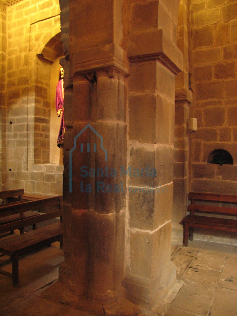 Detalle de los pilares cruciformes con columnas adosadas (oeste de la arquería)