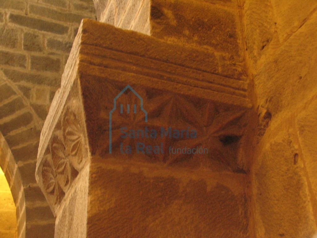 Capitel imposta del pilar occidental de la arquería norte