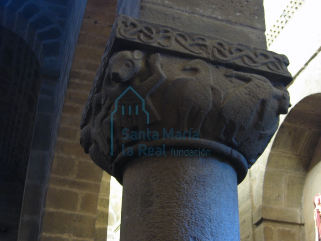 Capitel de la columna central de la arquería sur