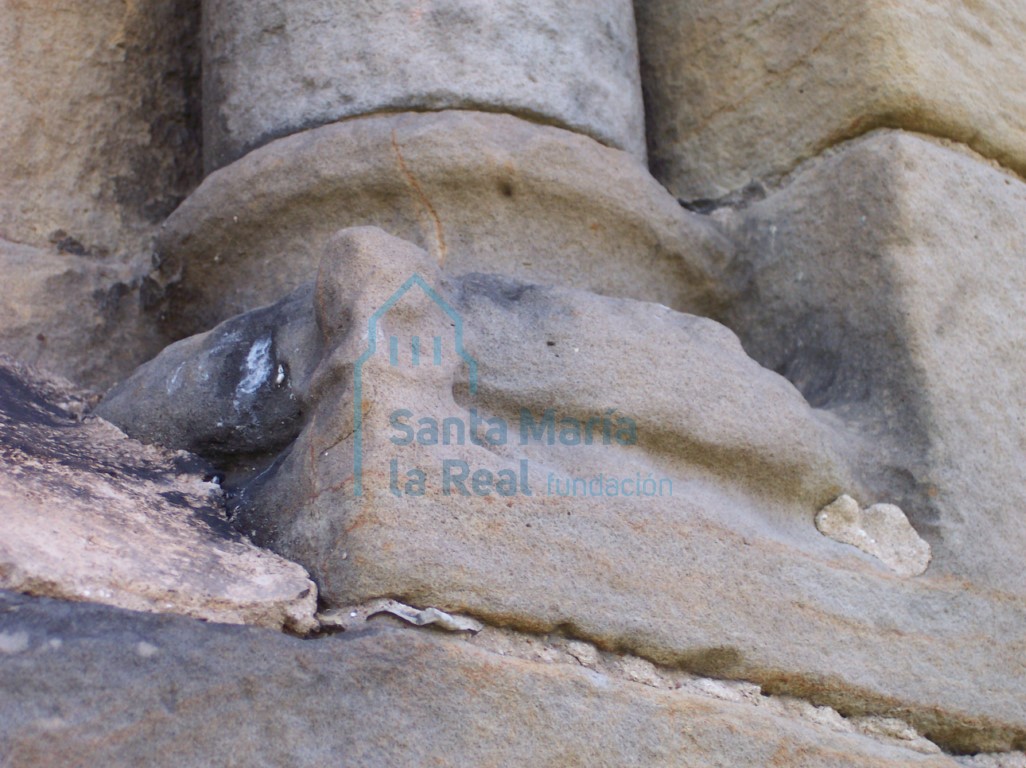 Columna derecha de la ventana del ábside en el exterior