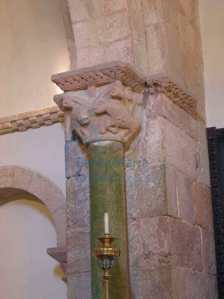 Capitel del arco triunfal, lado derecho. León y cordero pascual (Agnus-Dei)