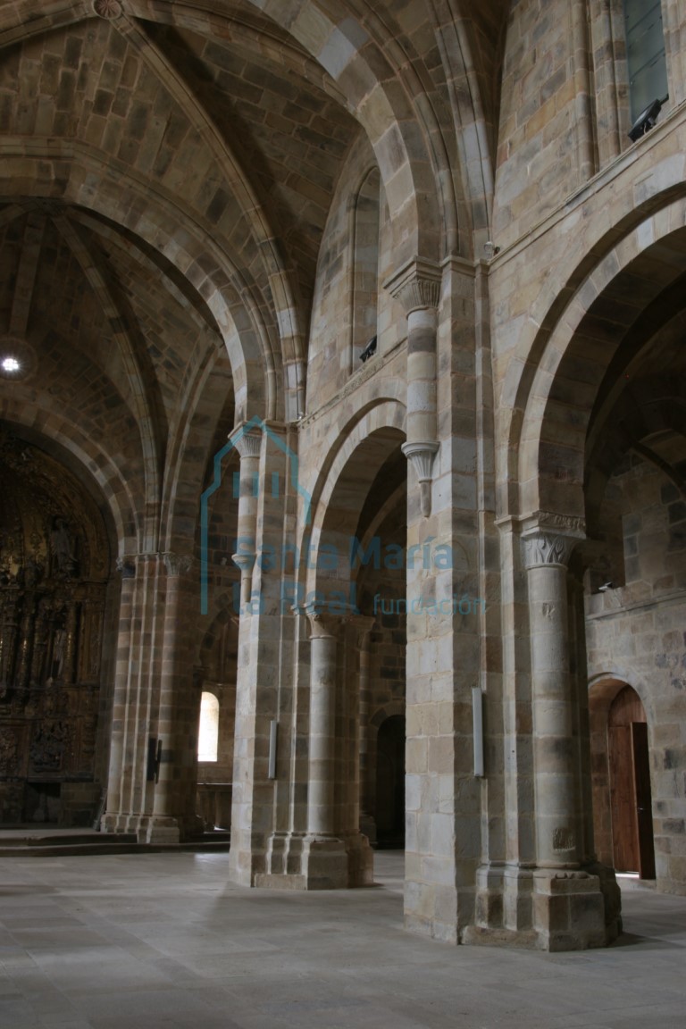 Arquerías del lado derecho de la nave central