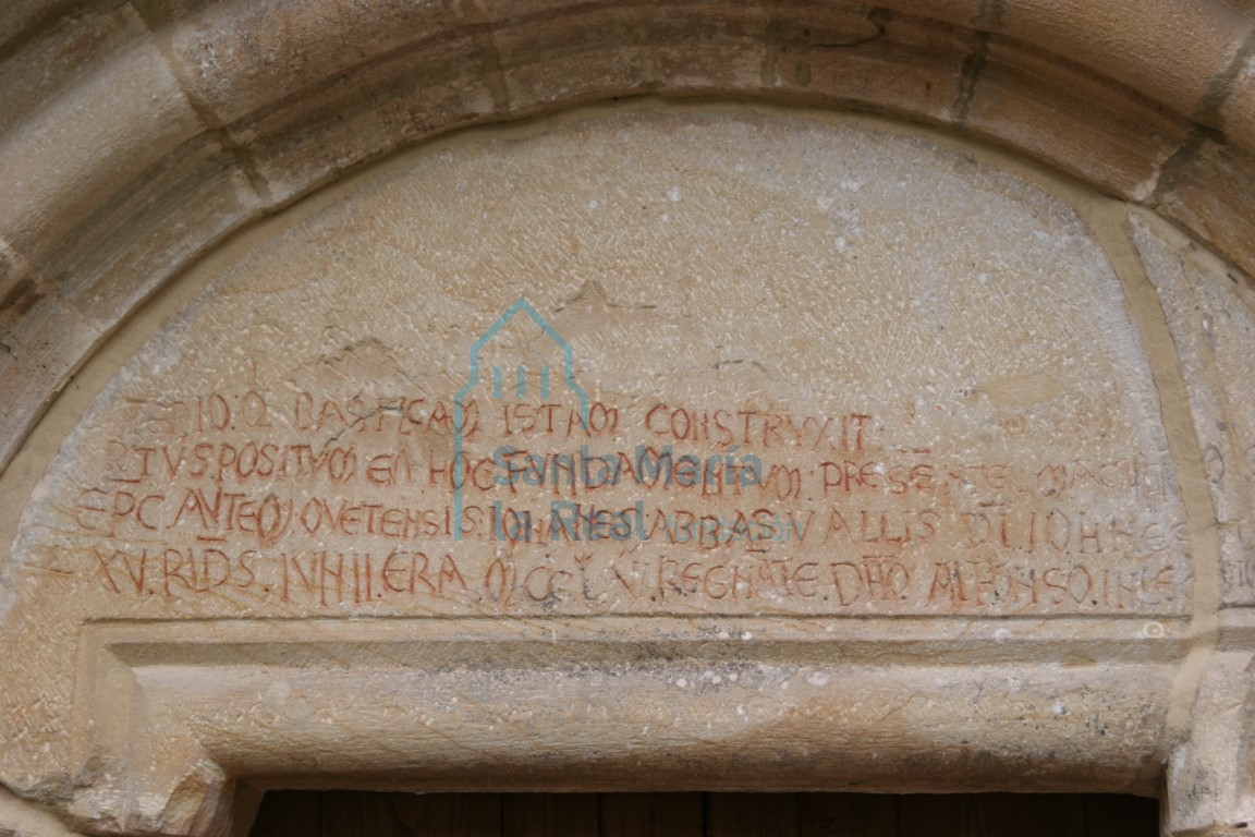 Inscripción en el tímpano de la portada norte