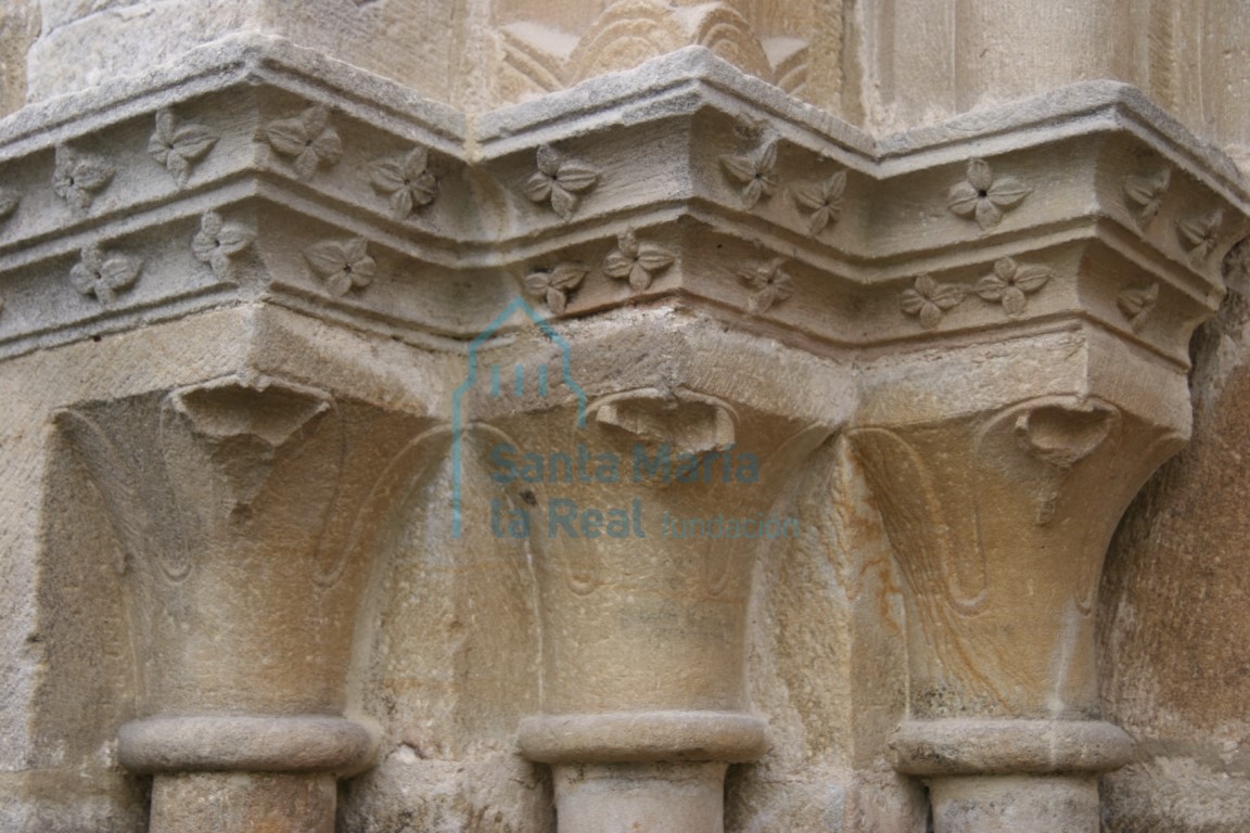 Capiteles del lado izquierdo de la portada norte