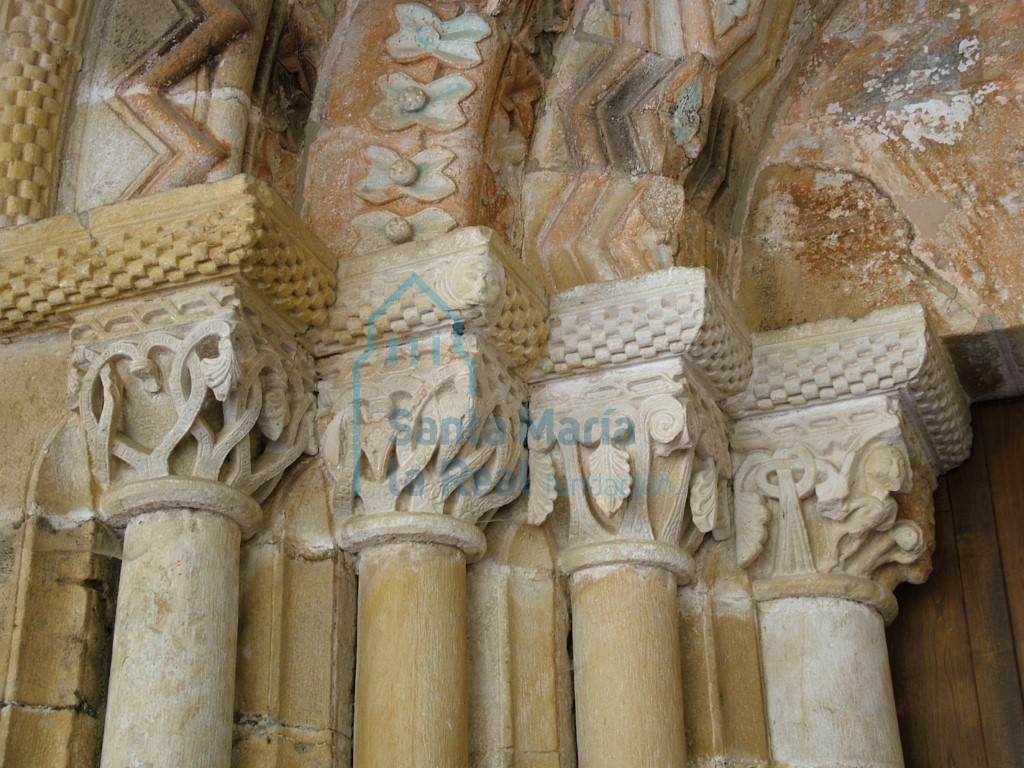 Capiteles del lado izquierdo de la portada occidental