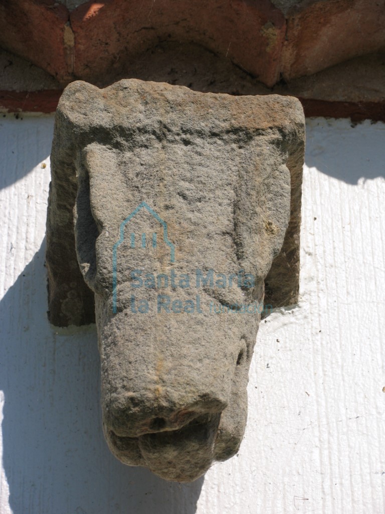 Canecillo del exterior del pórtico. Cabeza de caballo con la boca abierta