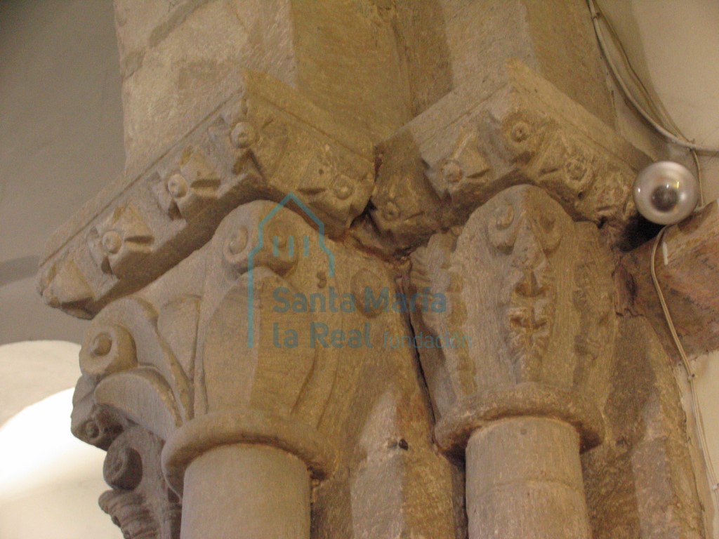 Arco triunfal. Capiteles del lado norte