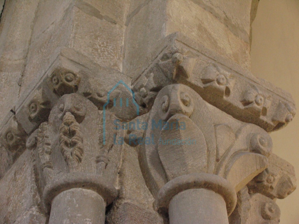 Arco triunfal. Capiteles del lado norte