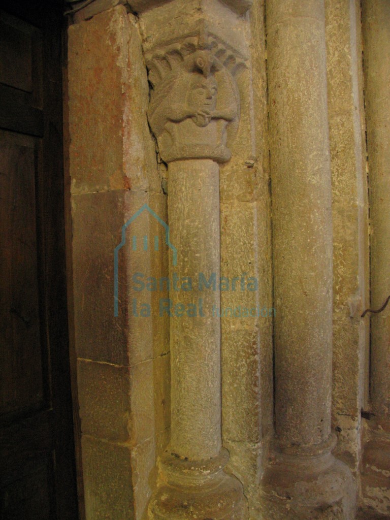 Columnilla y capitel de la arquería presbiterial, lado norte