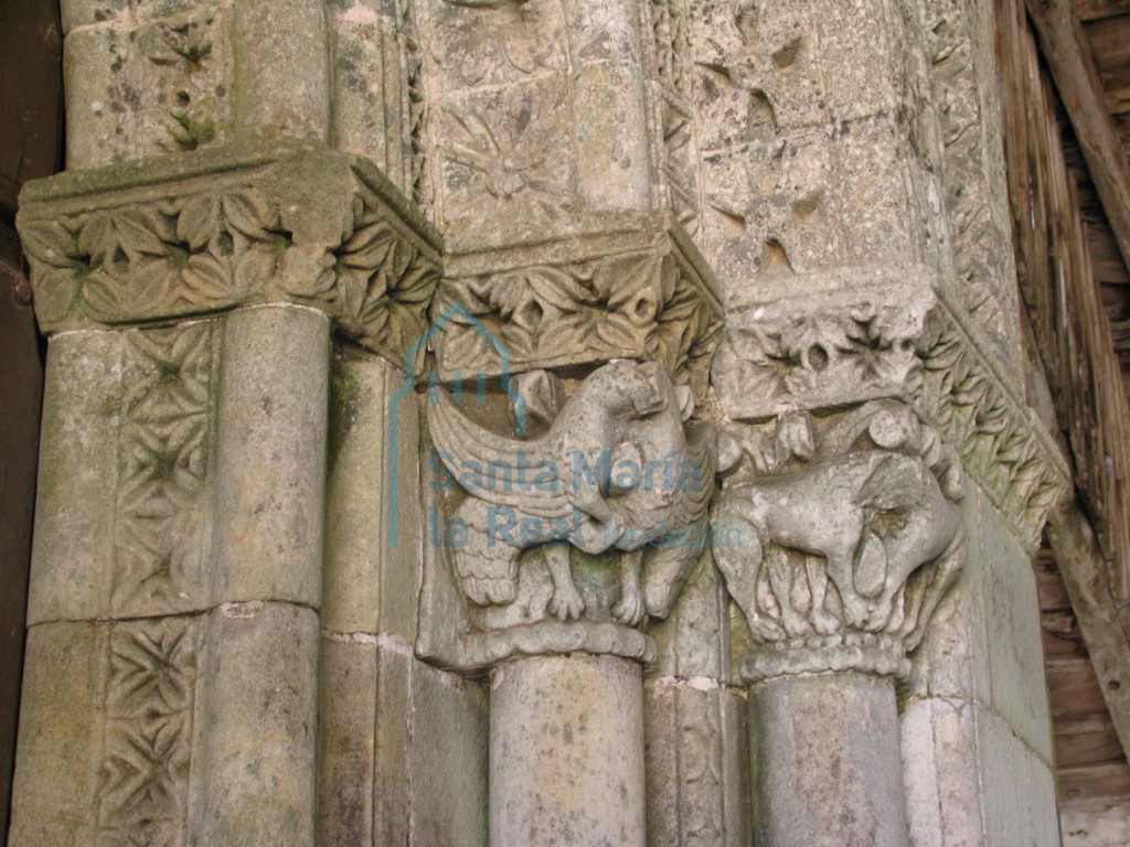 Capiteles del lado derecho de la portada occidental