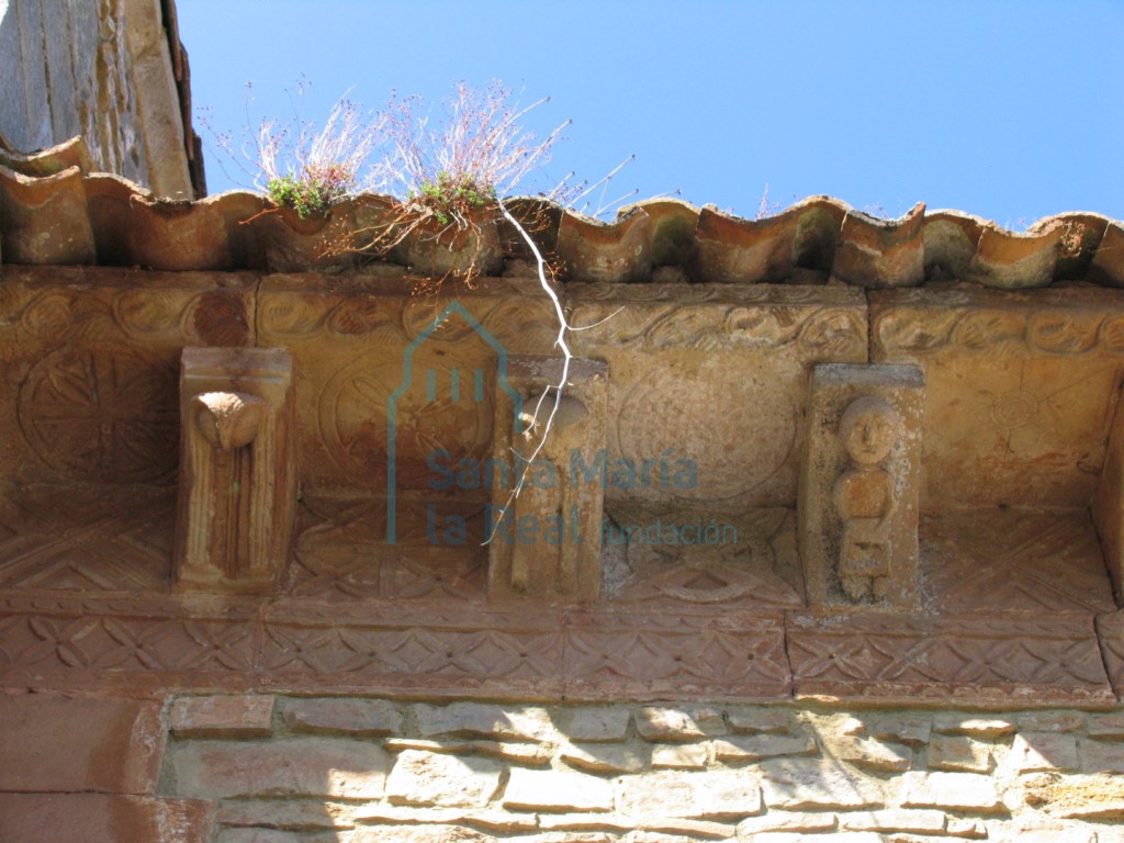 Canecillos del alero sur de la cabecera