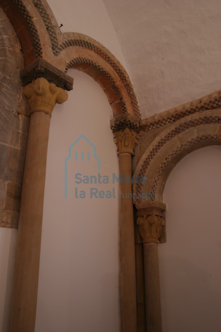 Detalle de la arquería central del interior de la cabecera