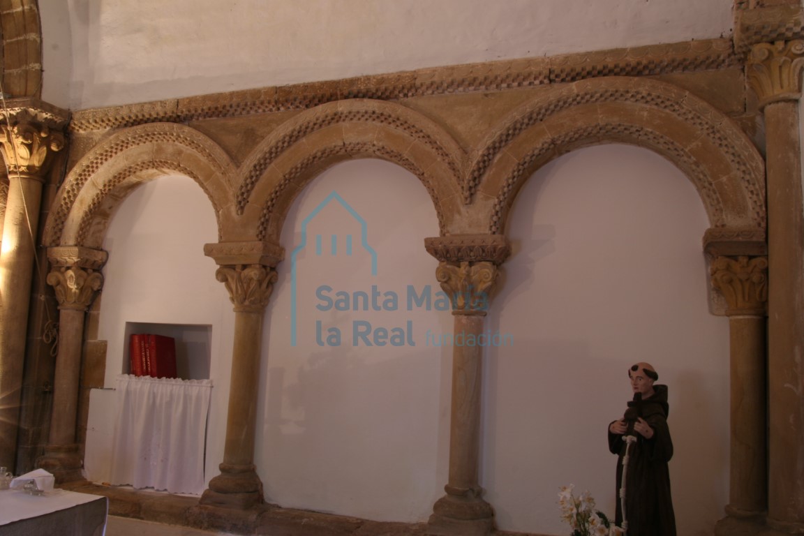 Arquería norte del interior de la cabecera