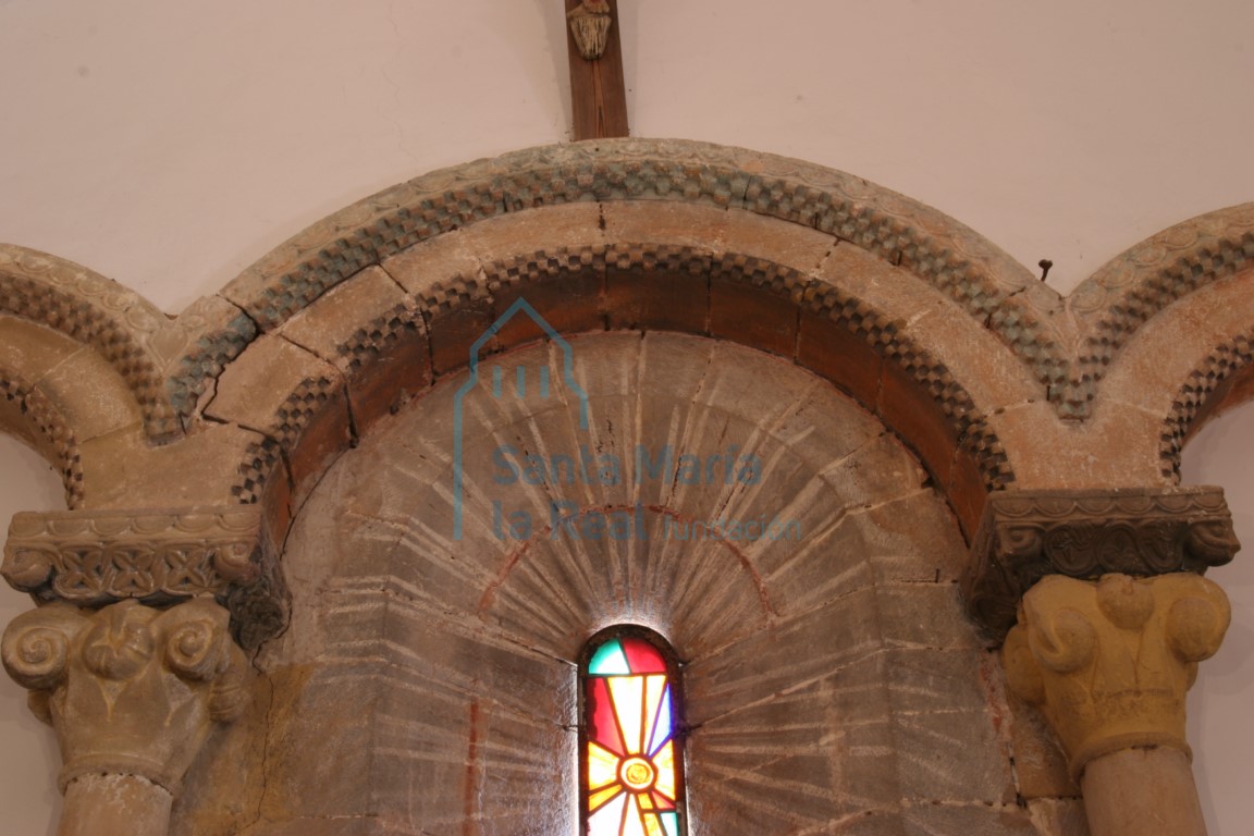 Detalle de la arquería central del interior de la cabecera