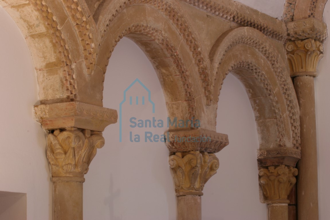 Detalle de la arquería norte del interior de la cabecera