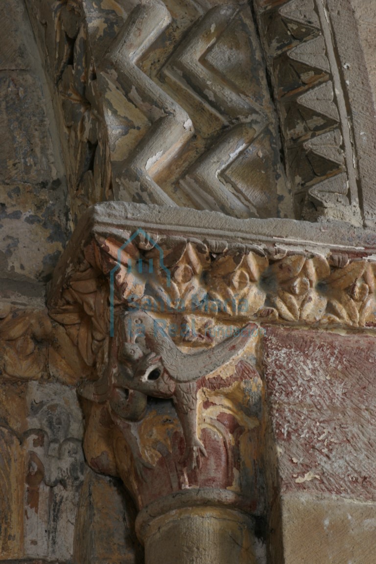 Capitel del arco triunfal: aves afrontadas