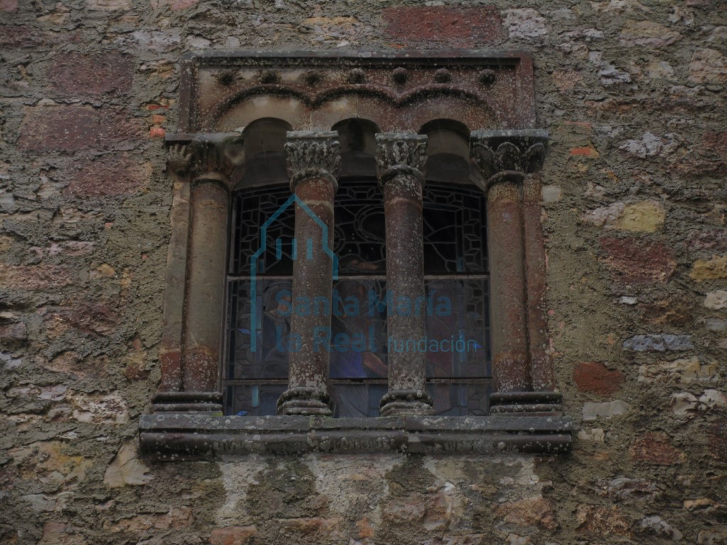 Detalle exterior de una ventana del ábside