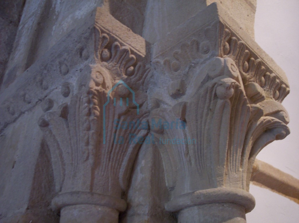 Capiteles del lado izquierdo del arco triunfal