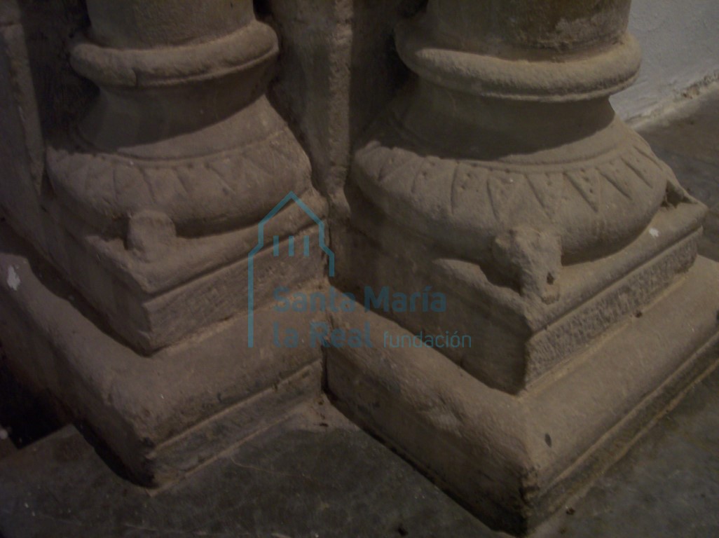 Basas de capiteles del lado izquierdo del arco triunfal