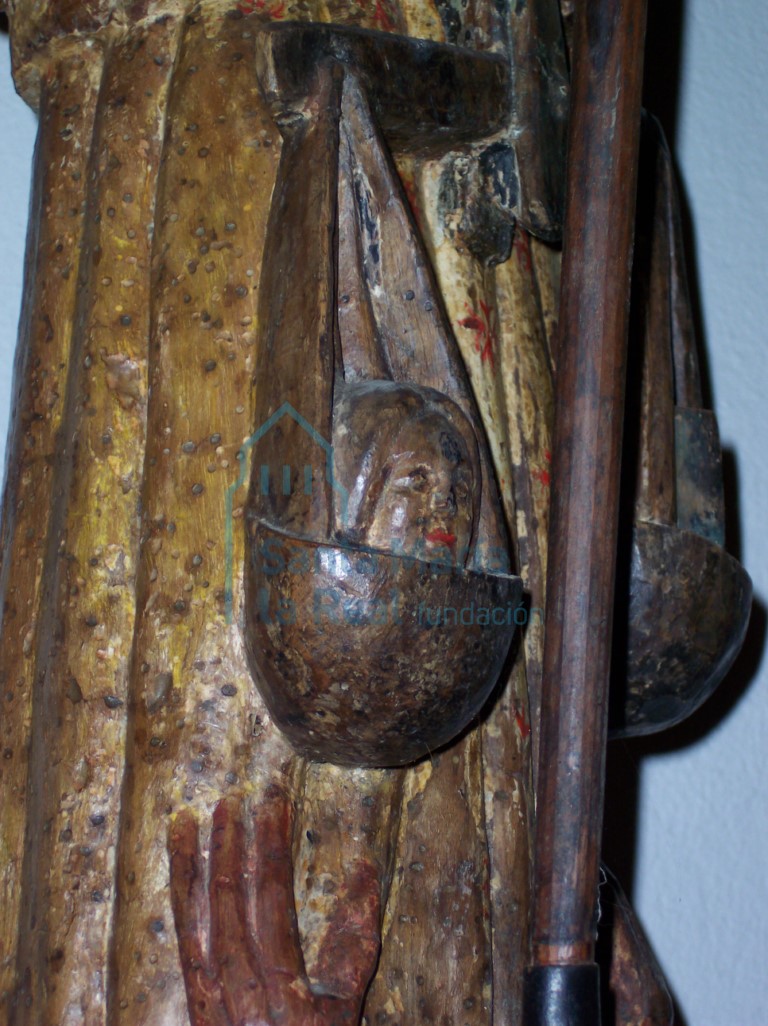 Escultura San Miguel Arcángel. Detalle de la balanza