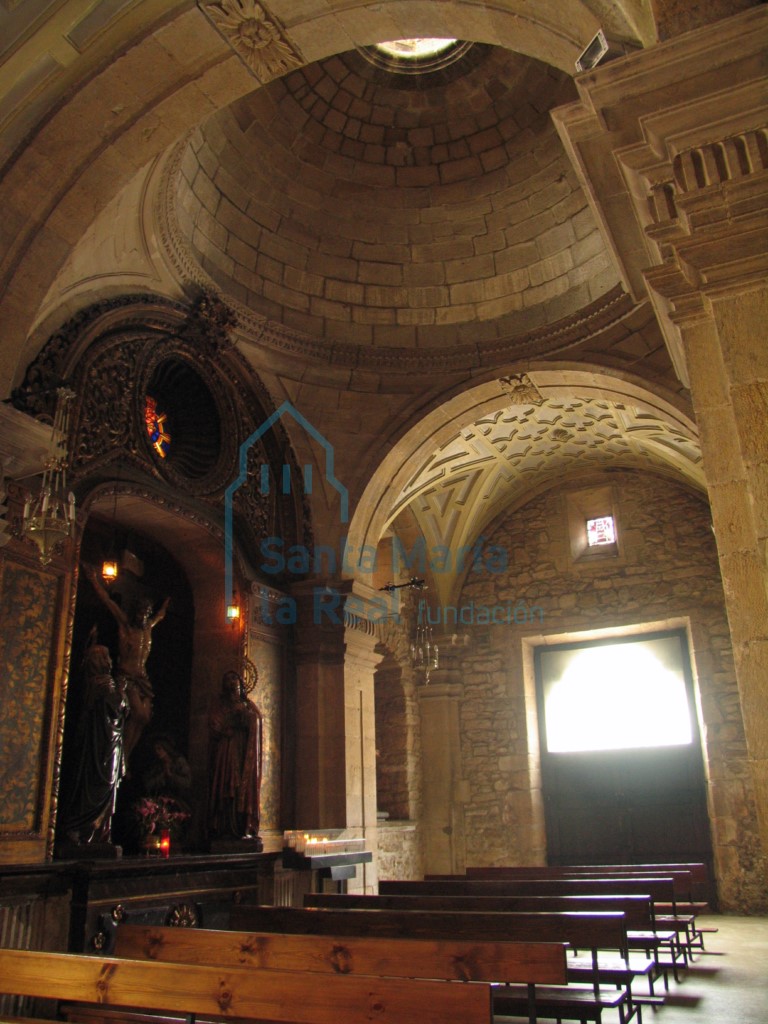 Interior de la capilla lateral derecha