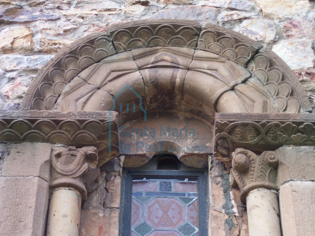 Detalle del arco de medio punto de la ventana sur