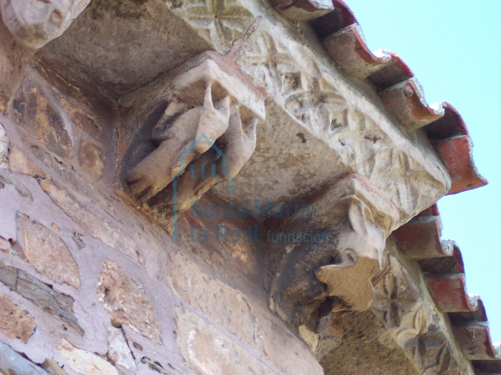 Detalle de los canecillos del ábside en el exterior