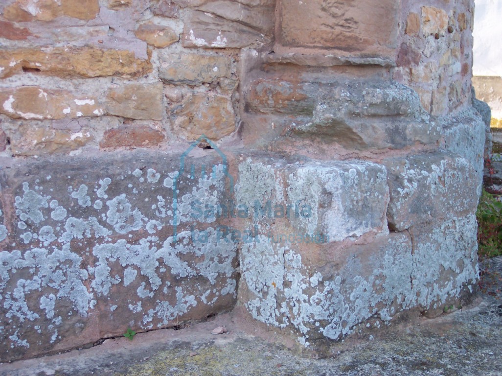 Detalle de una de las columnas del exterior del ábside