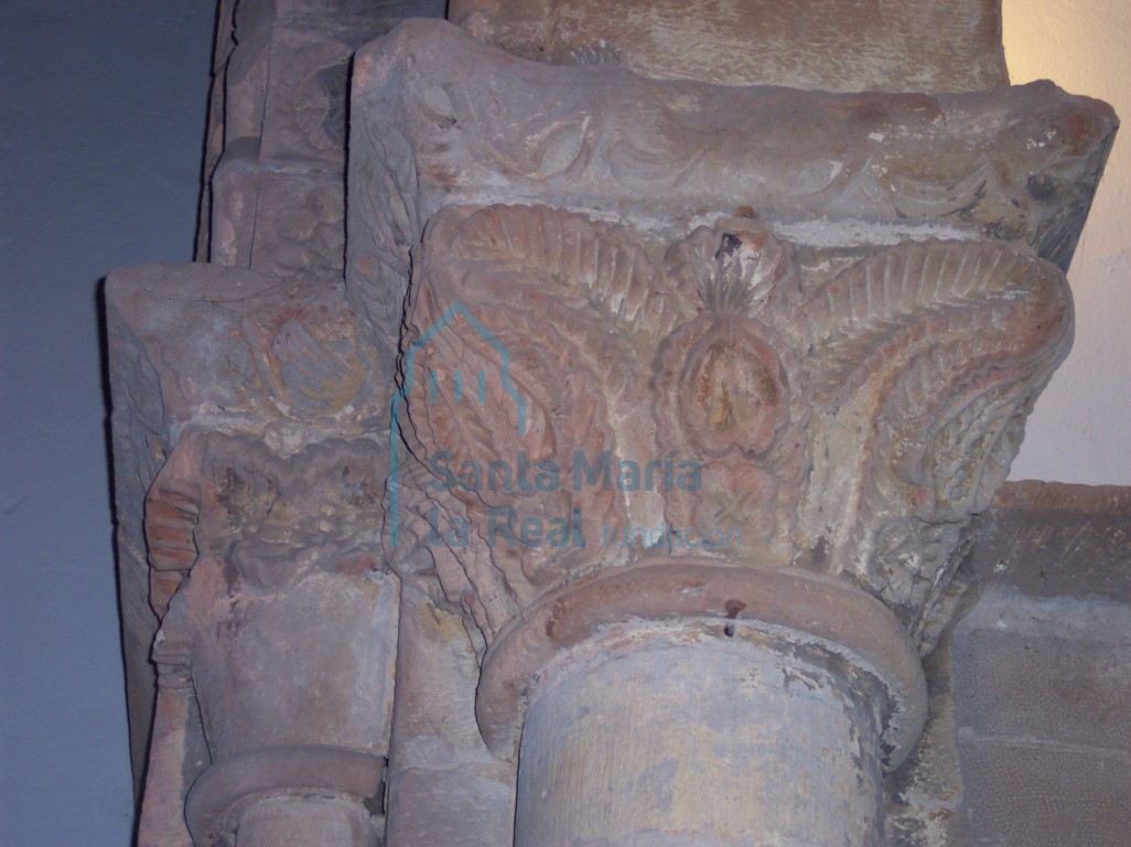 Detalle de los capiteles del lado izquierdo del arco triunfal