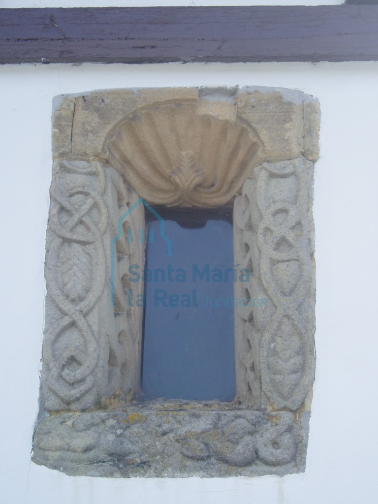 Ventana inserta en la fachada lateral de la capilla del cementerio que pudiera estar compuesta por algunas piezas del desaparecido monasterio de San Bartolomé