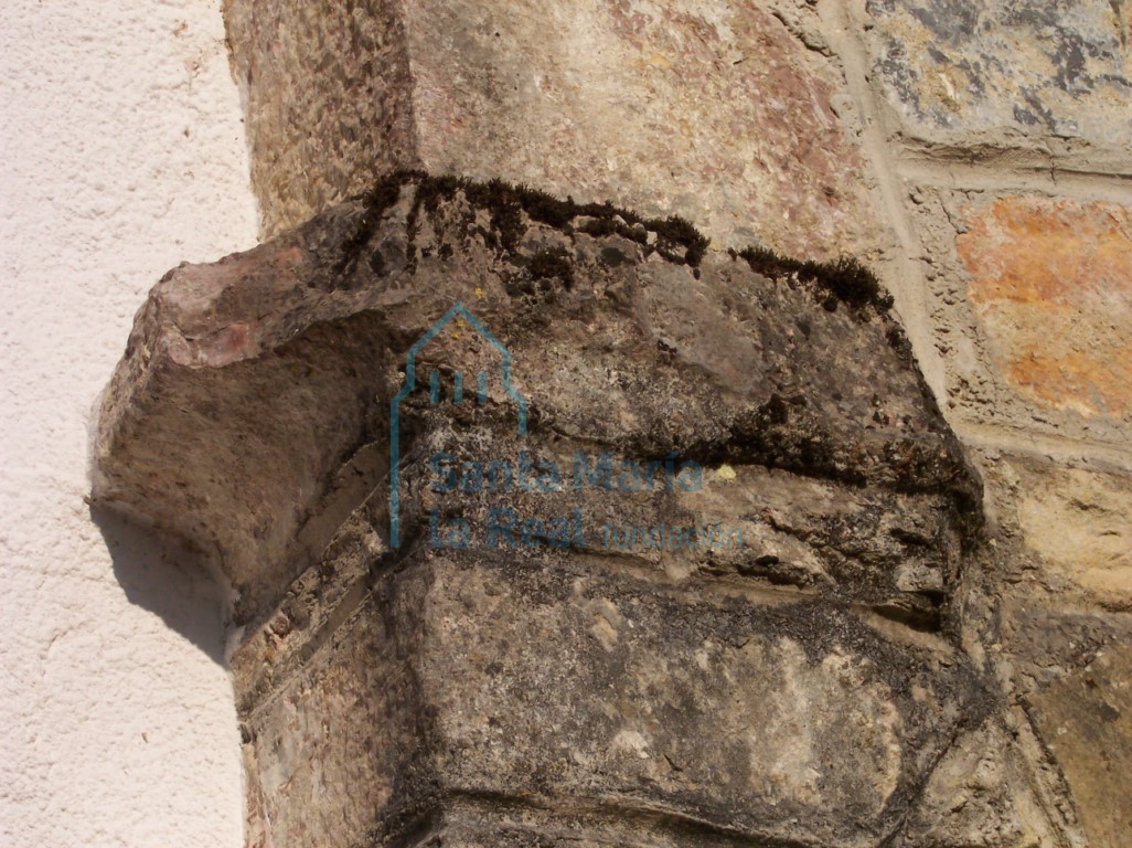 Detalle del arranque del arco de la portada occidental