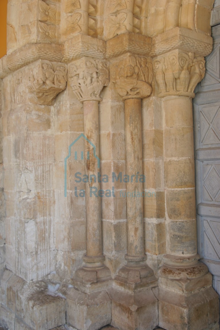 Columnas del lado izquierdo de la portada meridional principal