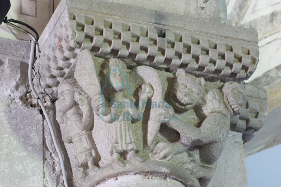 Capitel de la arquería absidal. Escena de lucha entre tres animales monstruosos y un ángel