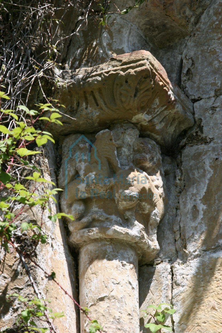 Capitel de la ventana sur, con dragón y león