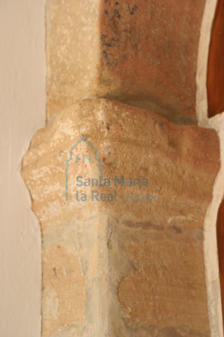 Detalle del capitel imposta de la portada meridional