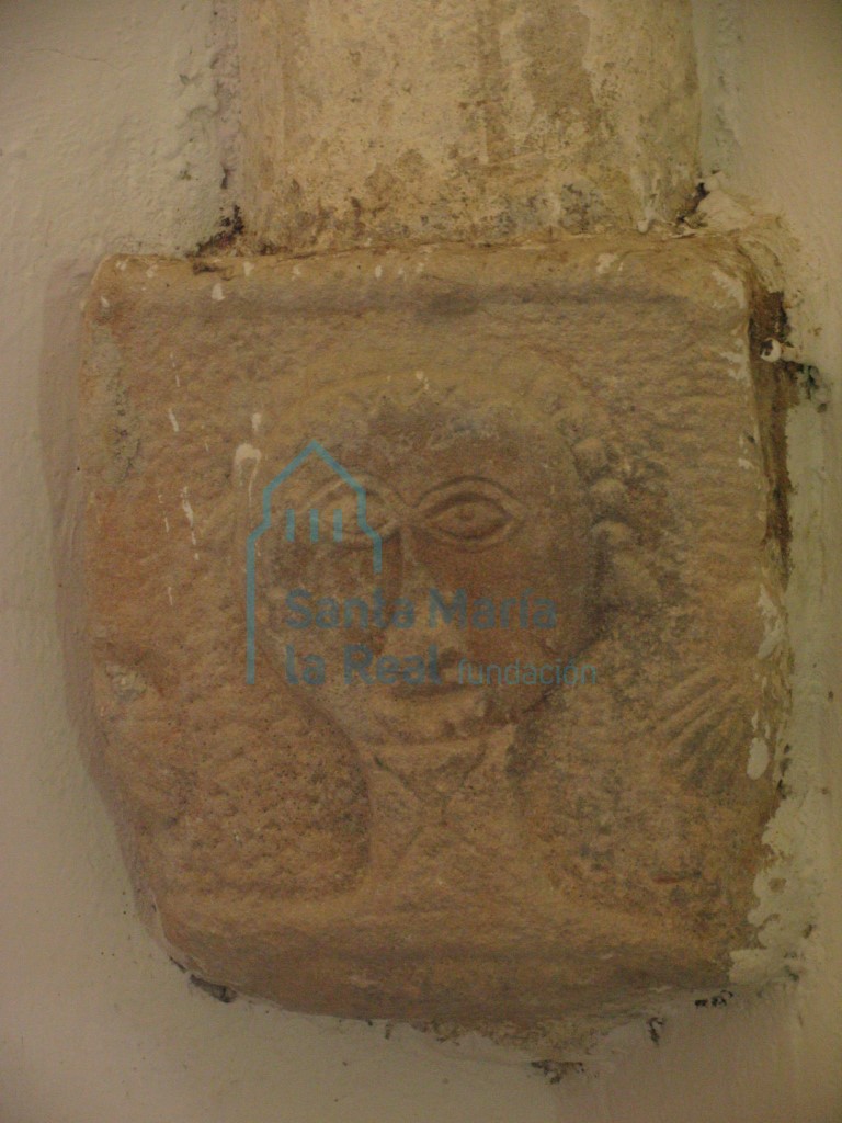 Capitel ménsula de la bóveda