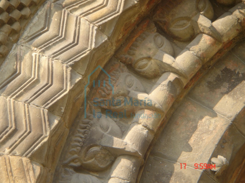 Detalle de las arquivoltas de la portada románica de la iglesia de San Juan de Mieres (La Pasera). Break-heads (cabezas de pico)