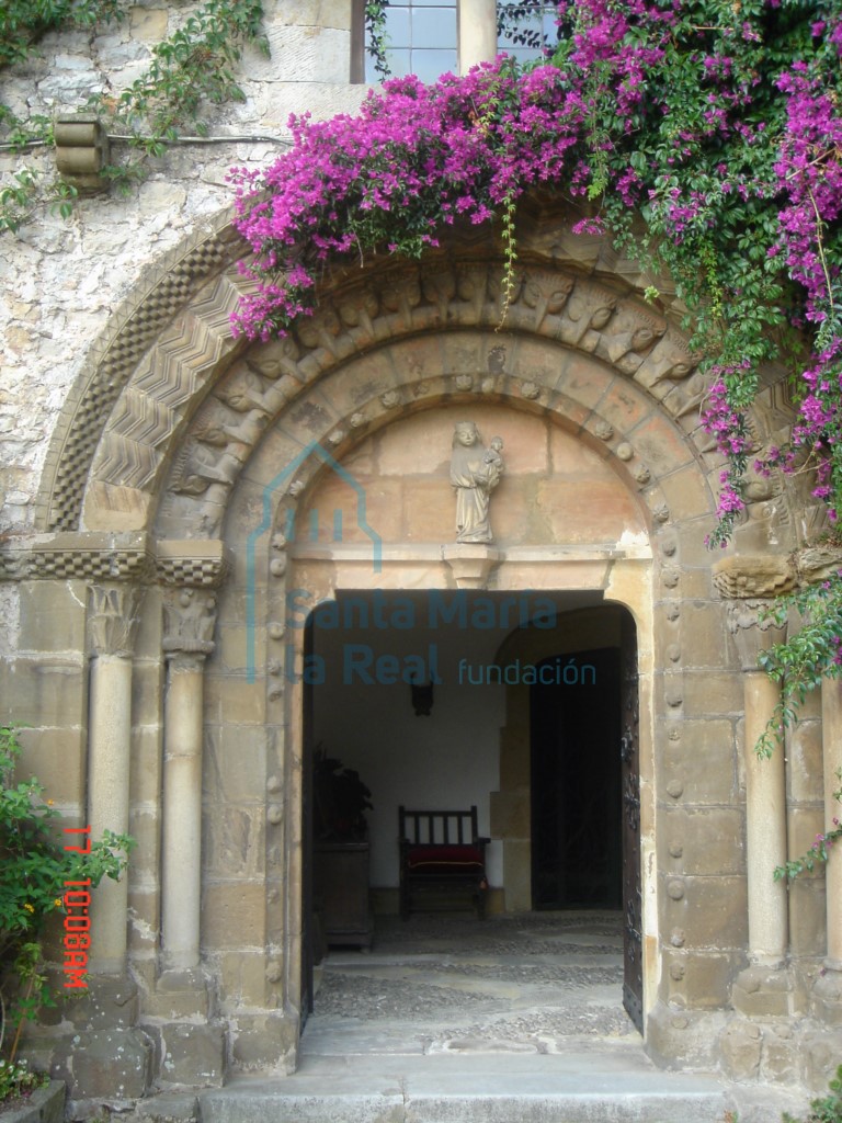 Detalle de la portada románica procedente de la iglesia de San Juan de Mieres (La Pasera)