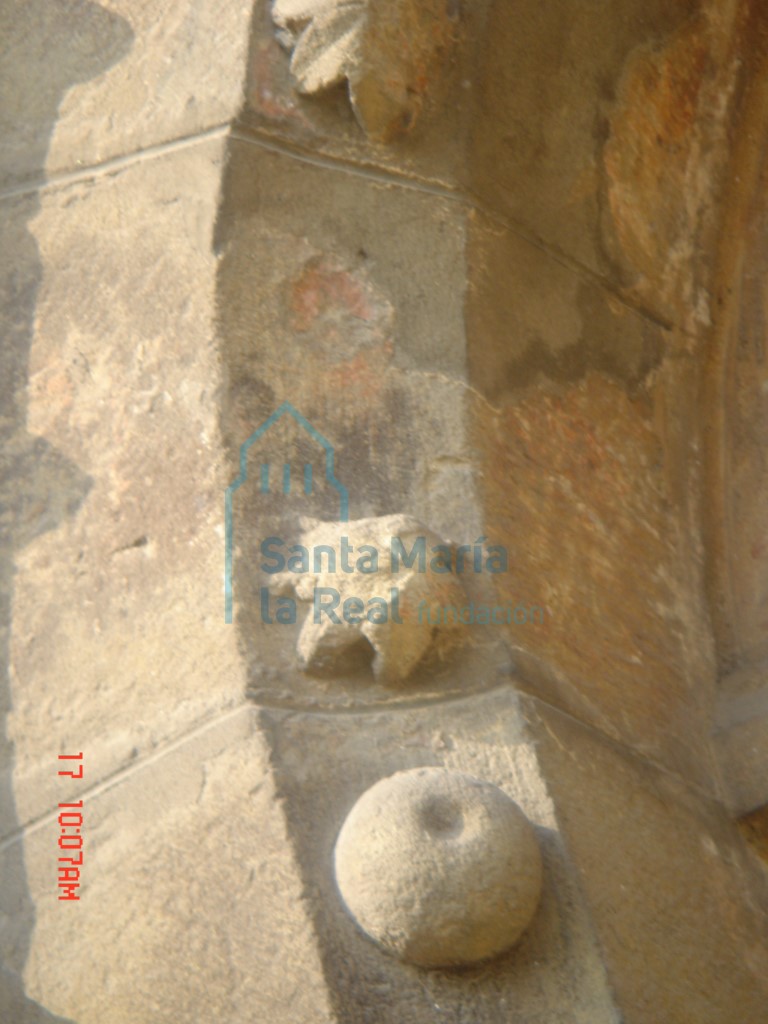 Detalle de la decoración de la arquivolta de la portada románica procedente de la iglesia de San Juan (La Pasera)